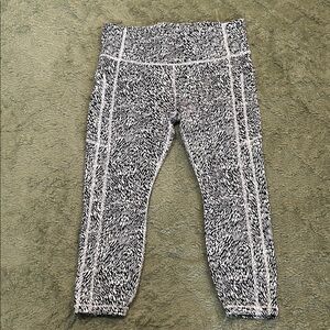 Athleta Ultimate Stash Textured Print 7/8 Leggings EUC Sz L Petite
